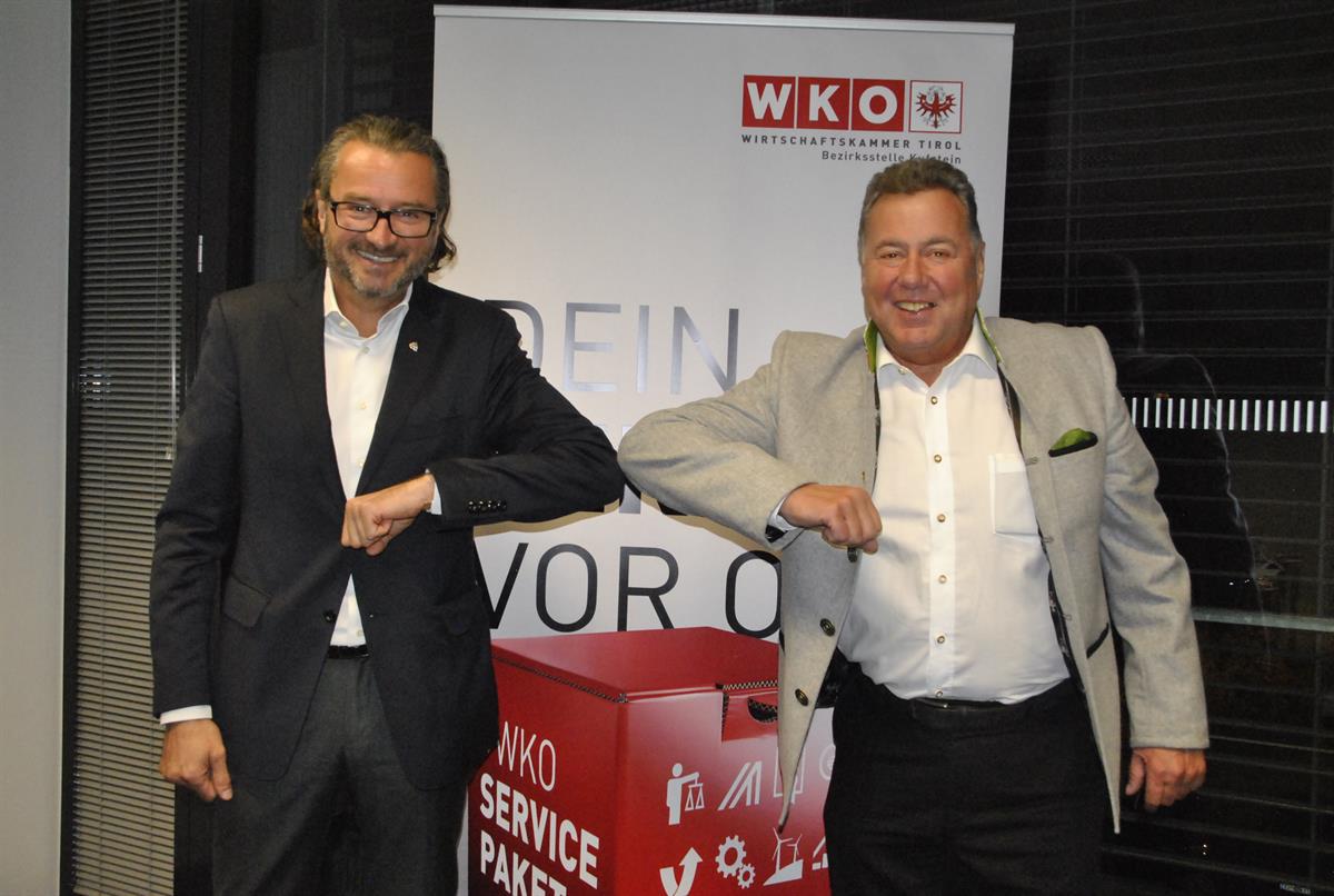 Bezirksobmann Manfred Hautz gemeinsam mit seinem Vorgänger Martin Hirner (v.l.).