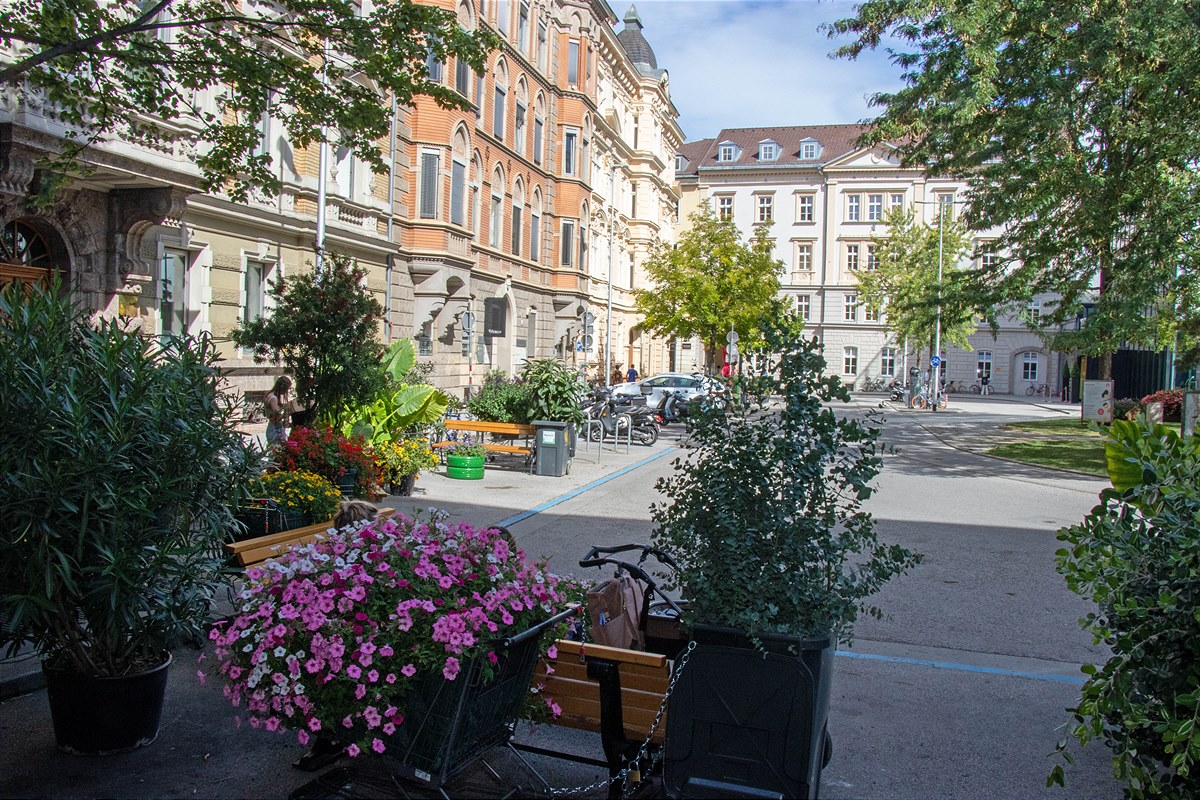 Sitzgelegenheiten trotz Gastgärten und Park am Adolf-Pichler-Platz