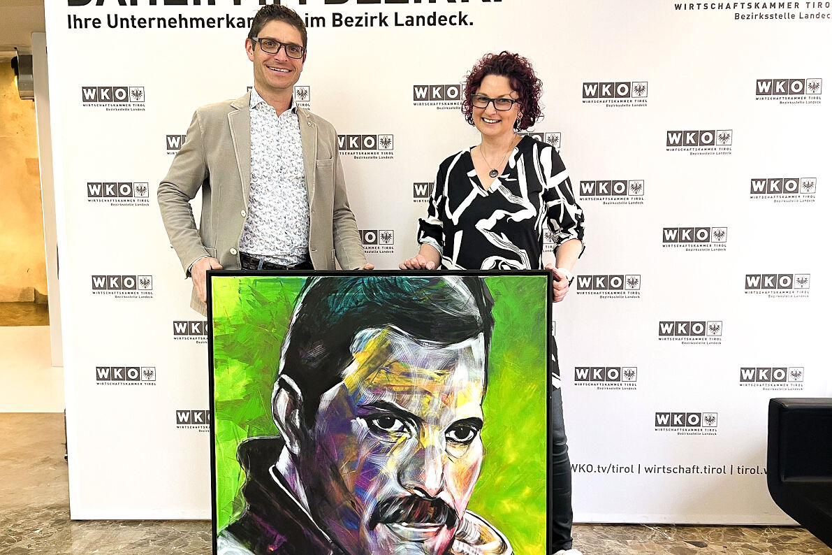 Künstlerin Gitti Wachter mit Bezirksobmann Michael Gitterle